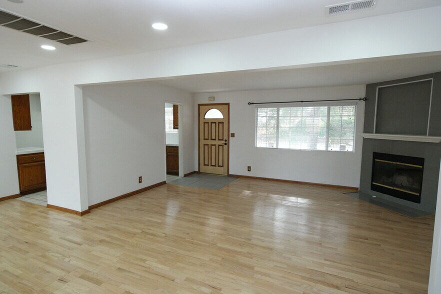 Building Photo - 611 Calle Pensamiento
