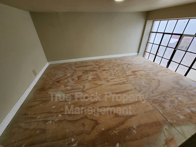 Building Photo - 208 E MAIN, Apt #3 (BILLS PAID- not including tv or wifi)