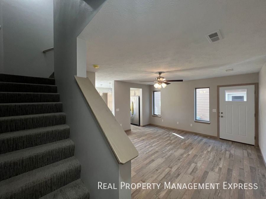 Building Photo - 3-Bedroom, 1.5 Bath Townhome