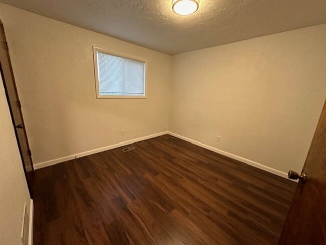 Building Photo - Remodeled Unit Of A Duplex with Central AC & Fenced Back Yard / Will Consider A Small Pet