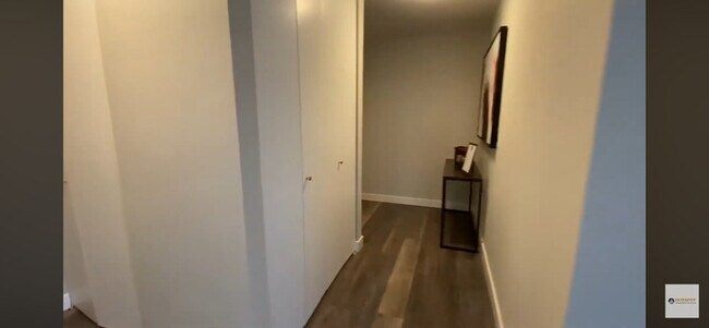 Building Photo - 40 E Delaware Pl