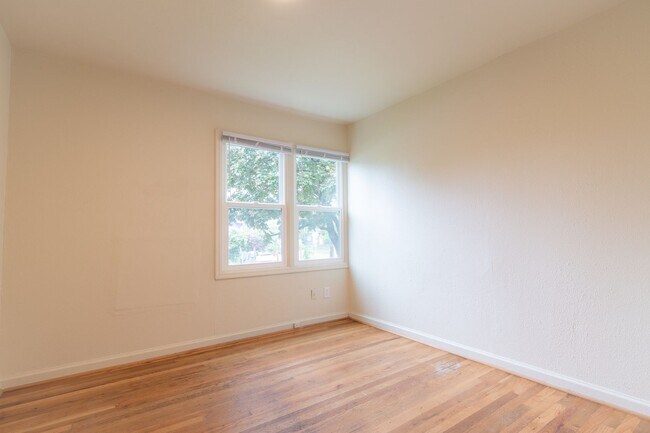 Building Photo - 5412-5420-5420 NE 9th Ave