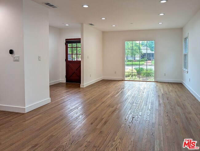 Building Photo - 450 N Sunnyslope Ave