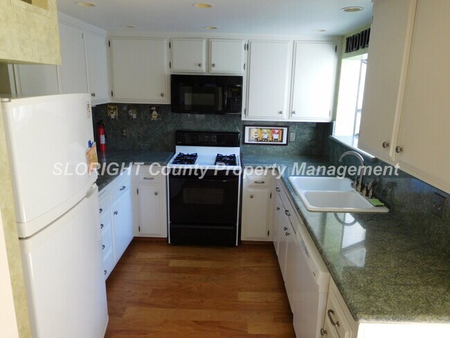 Building Photo - AVAILABLE AUGUST - Windermere Village Townhome - 3 Bed / 2.5 Bath