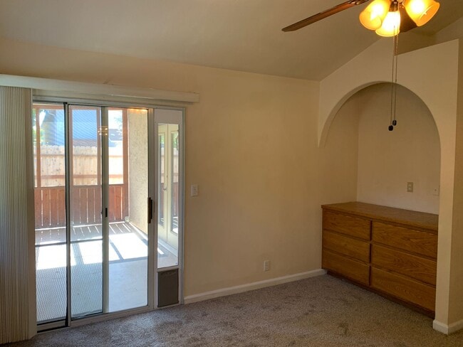 Building Photo - Updated 3 bedroom 2 bathroom close to Meri...