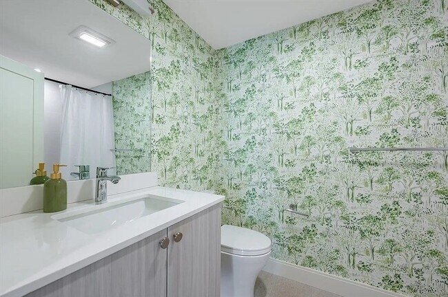 Building Photo - 765 E 3rd St