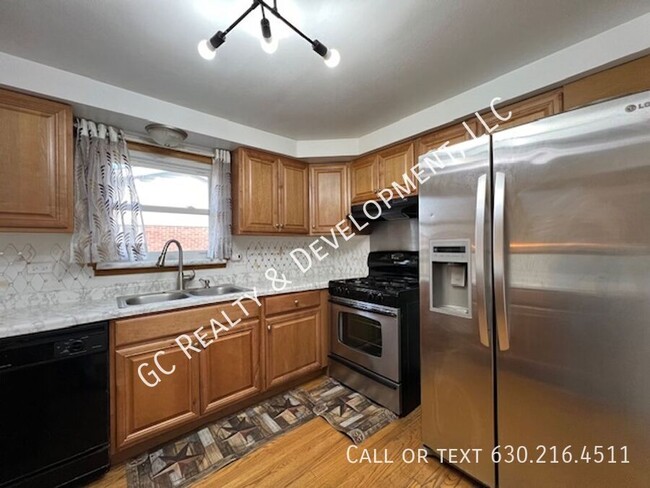 Building Photo - ***SCHAUMBURG DUPLEX / 2BDRM - 2BTH / SS A...