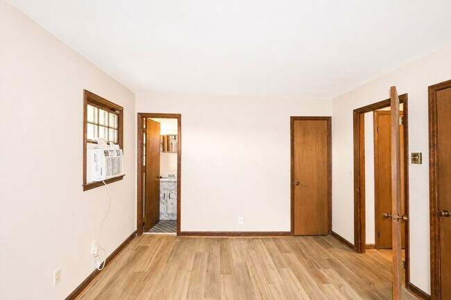 Building Photo - 3750 Robinson Dr