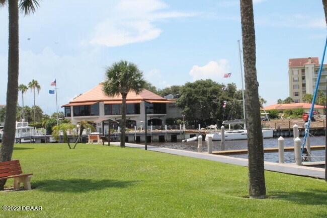 Building Photo - 719 S Beach St