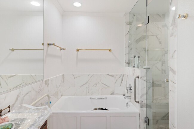 Building Photo - RARELY offered! Top floor three bedroom 2.5 bath El Escorial condo, fully furnished at East Beach.