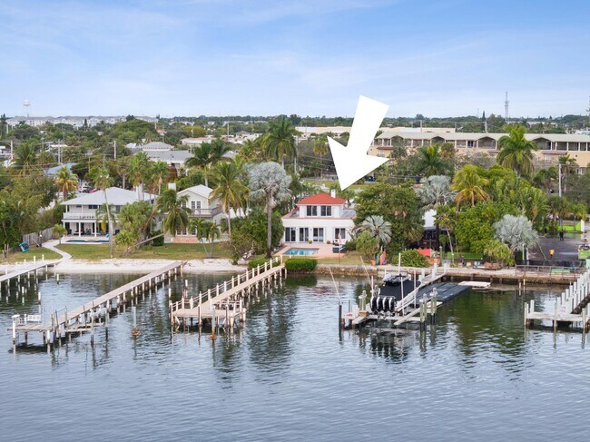 Building Photo - 114 S Lake Dr