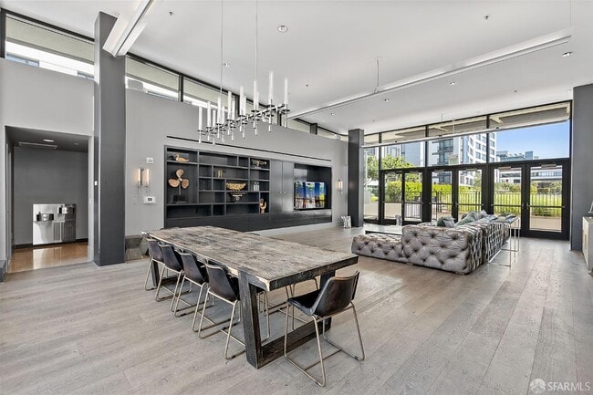 Building Photo - 260 King St