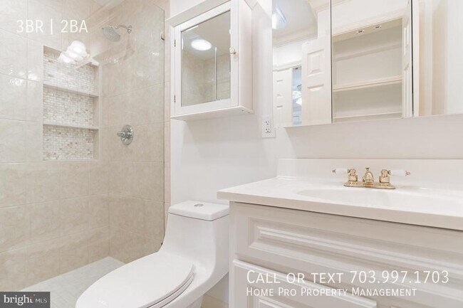 Building Photo - Arlington dulpex, top unit w/bacony overlo...