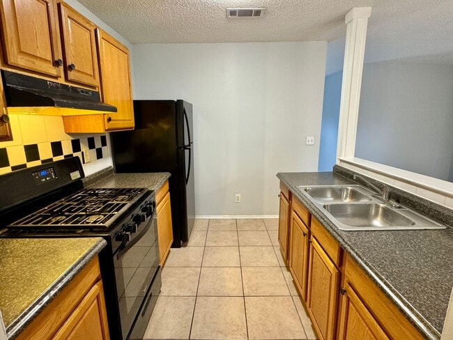 Building Photo - Charming 3-bedroom waiting to be yours !!