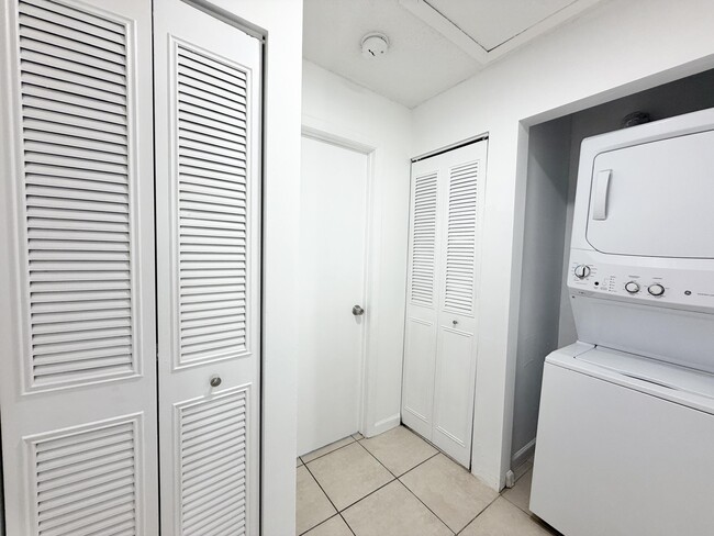 Building Photo - 799 Hill Dr