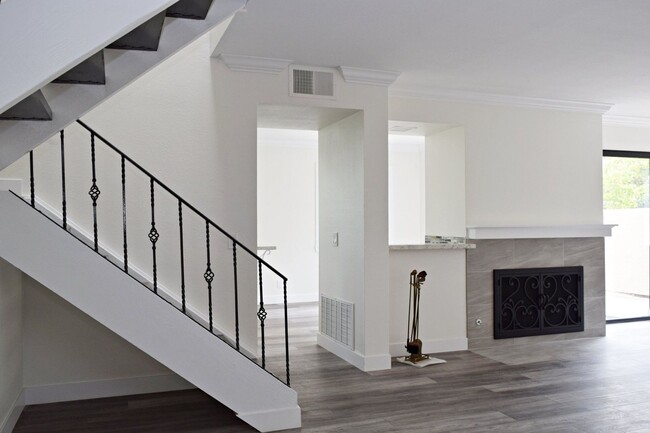 Building Photo - Stunning 4BR 2.5BA UTC Townhome - Updated ...