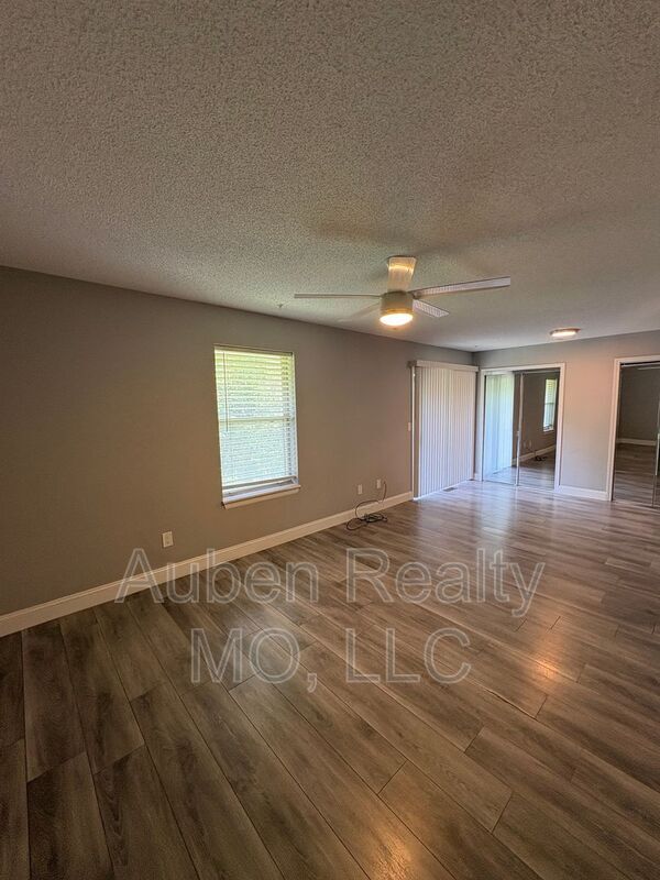 Building Photo - 6815 NW Mokane Ave