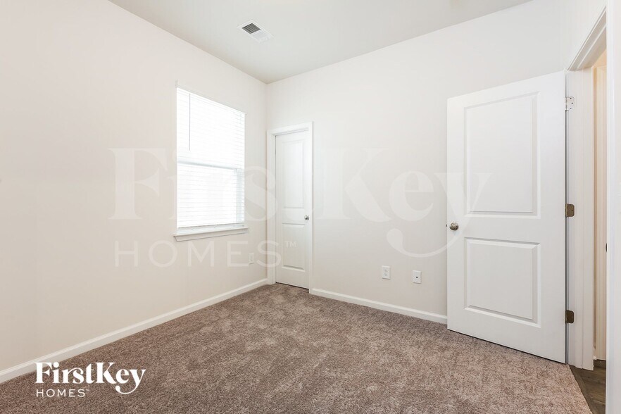 Building Photo - 426 Stonefence Dr