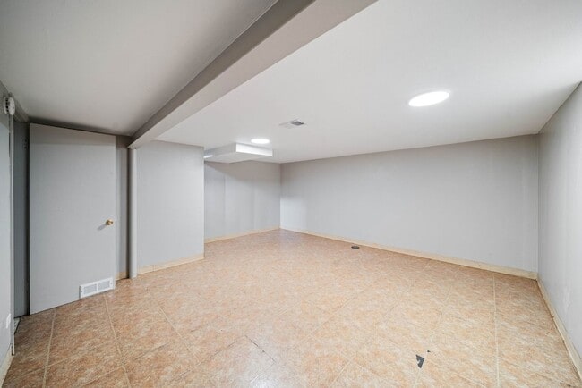 Building Photo - 27 E Thorndale Ave