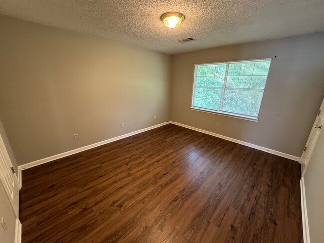 Building Photo - 10A Woodcreek Way SW