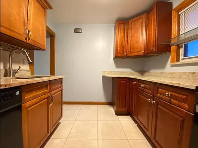 Building Photo - 2 bedroom in Queens NY 11102