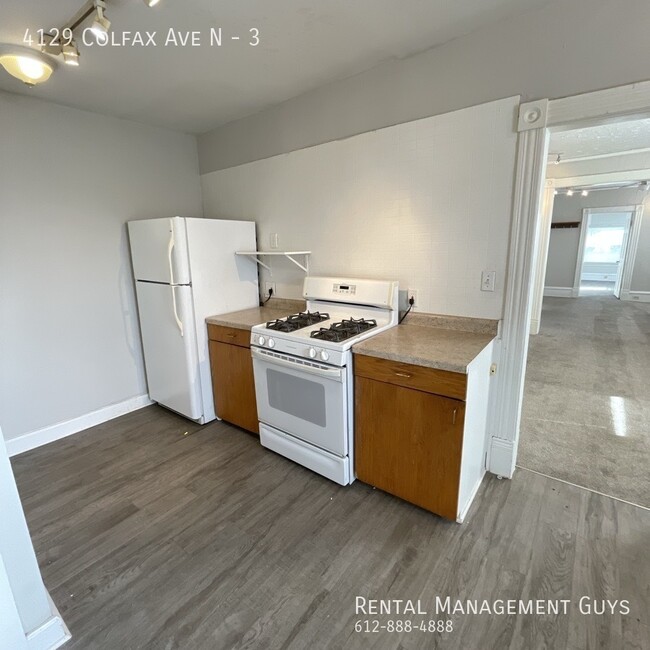 Building Photo - Nice 2 Bedroom! Laundry included, Off stre...