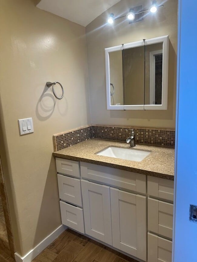 Building Photo - 4 Bed, 21/2 Bath Split level single family...