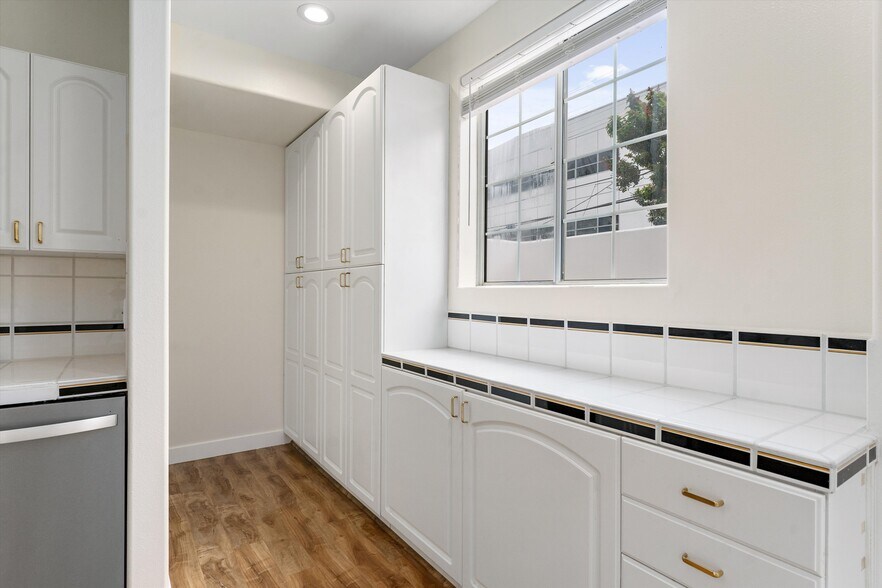 Building Photo - 1338 Yale St