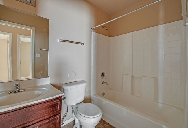 Building Photo - Amazing and Spacious Single Story 3 BR 2 BA!