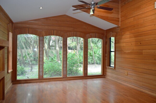 Building Photo - Live in the Heart of Amelia Island!