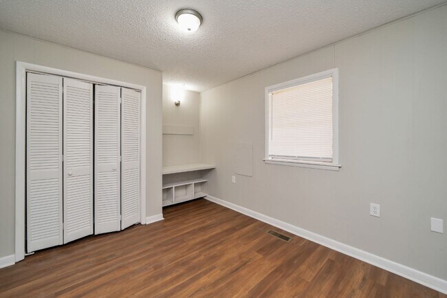 Building Photo - Now Accepting Section 8! Get $500 OFF Your First Month's Rent!
