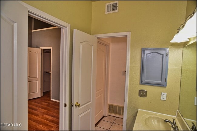 Building Photo - 12107 Valley Quail Dr