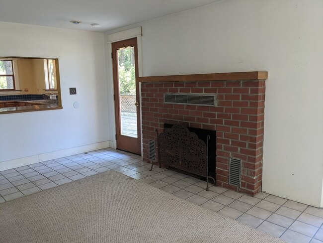 Building Photo - Roomy 3 Bed, 2 Bath