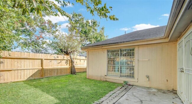 Building Photo - 6115 Briar Glade Dr