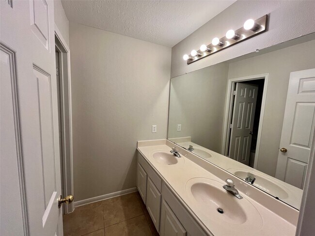 Building Photo - 3847 Landon Park Dr