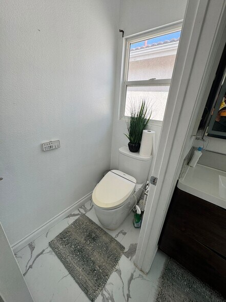 Master bathroom - 9510 Compass Point Dr S