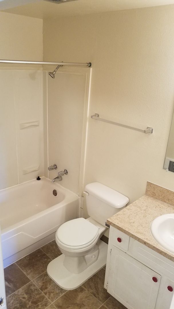 Building Photo - FREE RENT! 2x1 Townhome on Miller St S