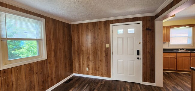 Building Photo - Welcome to this charming 3-bedroom, 2-bath...