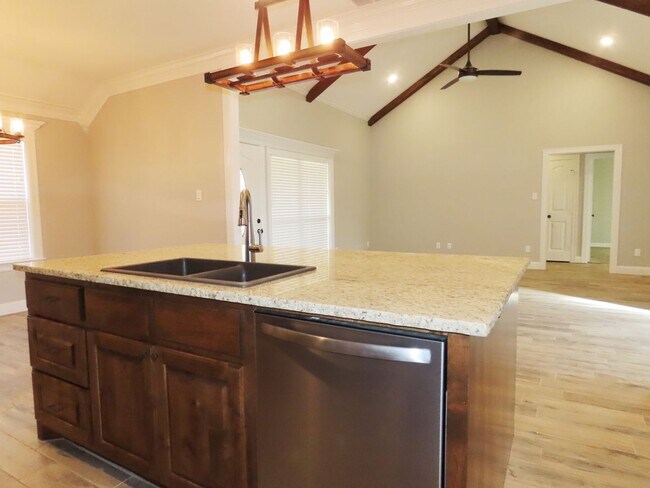 Building Photo - Stunning 4 Bedroom, 2 Bath Home in Lindale