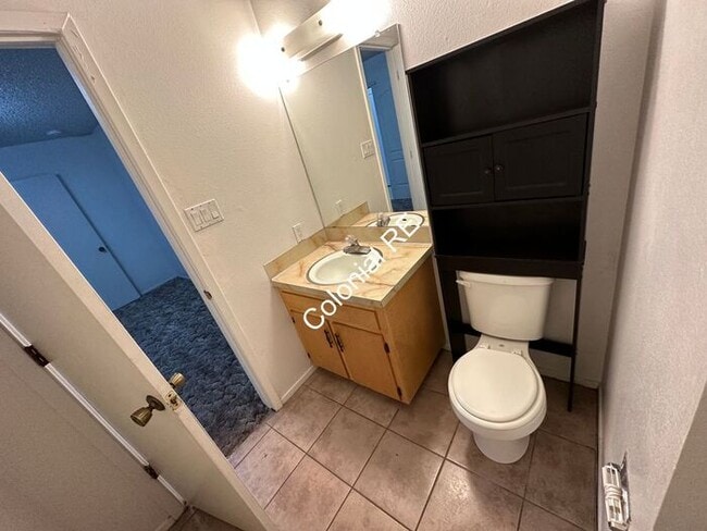 Building Photo - Spacious 3 bedroom 2 bathroom townhouse for rent. Fireplace in living area, washer/dryer hookups,...