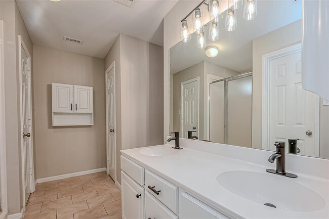 Building Photo - 7135 Woodland Oaks