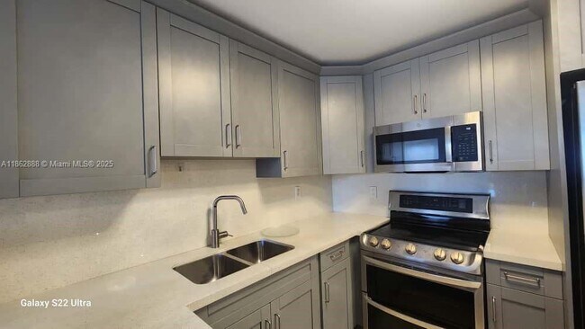 Building Photo - 6950 Miami Gardens Dr