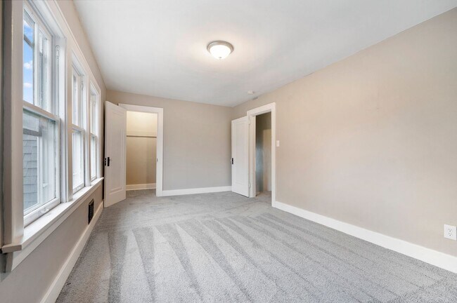 Building Photo - Updated 3 Bed, 1 Bath with Central AC, Laundry in Basement! Available Early June