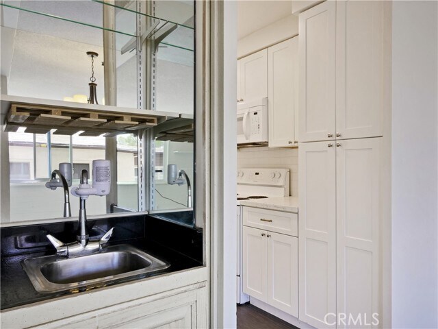 Building Photo - 540 Kelton Ave