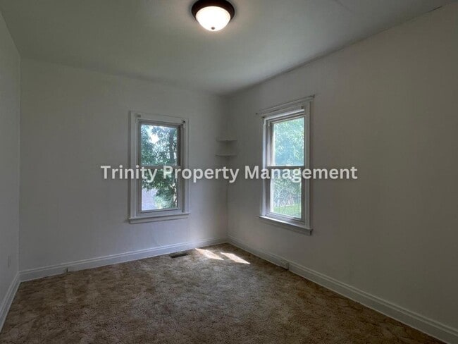 Building Photo - 204 1/2 Burton Ave
