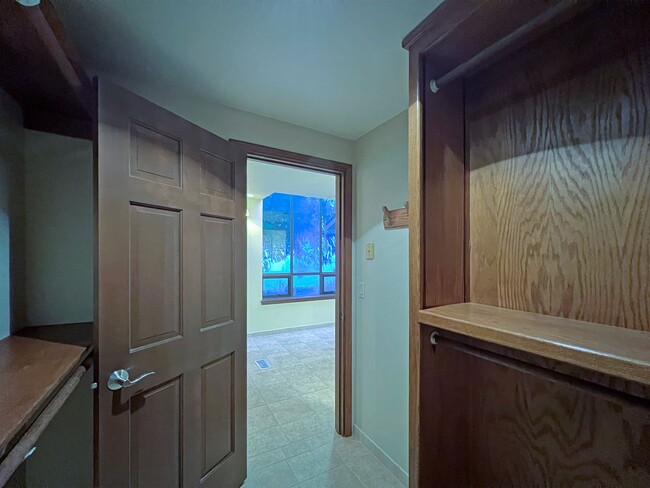 Building Photo - Gated Sound view home Des Moines area, 4 bed plus den 2.5 bath 3900 s/f, Available NOW!!!