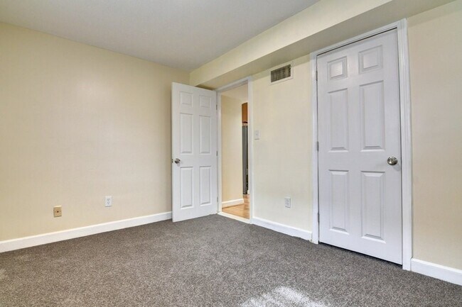 Building Photo - 27 Trull St