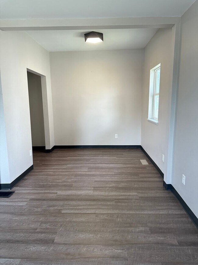 Building Photo - $1,175 | 1 Bedroom 1 Bath | Studio House | W&D | Fenced Yard | Central A/C