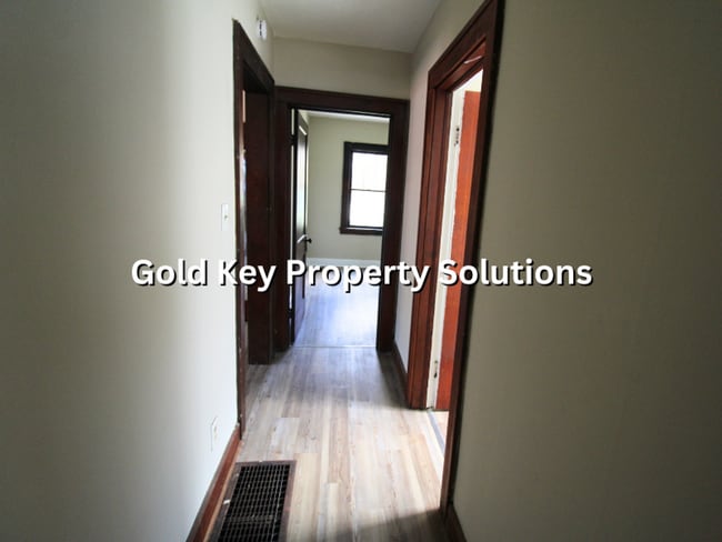 Building Photo - 2 BR 1 BA House with New Flooring and Paint (SECTION 8 APPROVED)