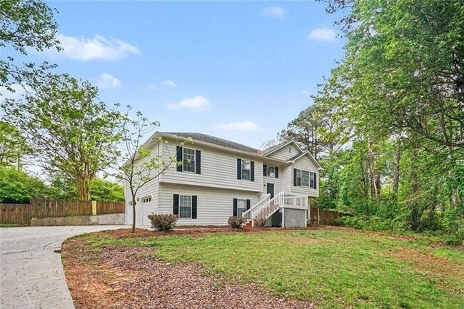 Building Photo - Beautiful, move-in ready split-level home in Hoschton